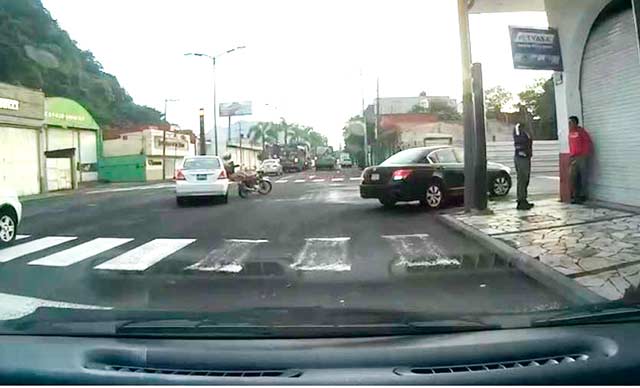 Taxista se pasa semáforo, atropella a motociclista y escapa, en Orizaba ...