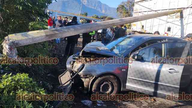 Dos personas lesionadas tras el choque de un auto contra un poste en ...