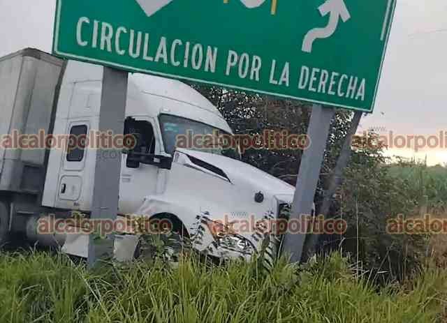 Tráiler se sale del camino en el libramiento de Cardel - Galería ...