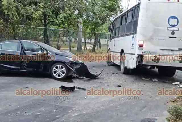 Autobús del servicio urbano choca contra auto que invadió su carril, en ...
