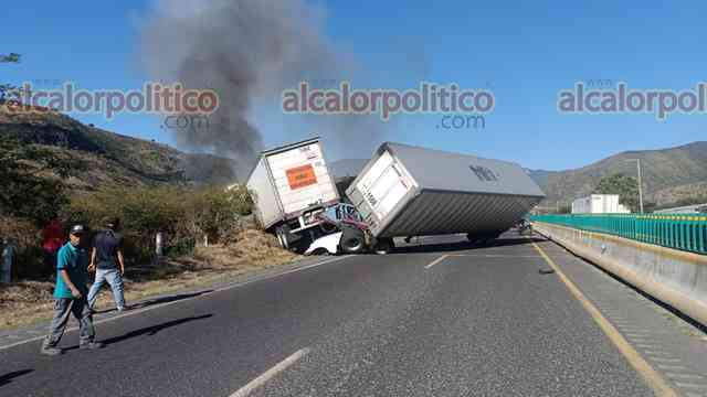 Choque e incendio de camiones deja 2 heridos y cierre de la autopista ...