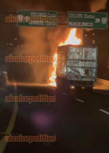 Se incendia tractocamión en el libramiento de Xalapa - Al Calor Político