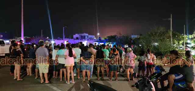 Habitantes de Coatza retienen camionetas de CFE y bloquean puente por ...