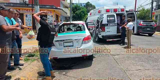 Brutal choque entre taxi y auto Ibiza deja dos lesionados, en Xalapa ...