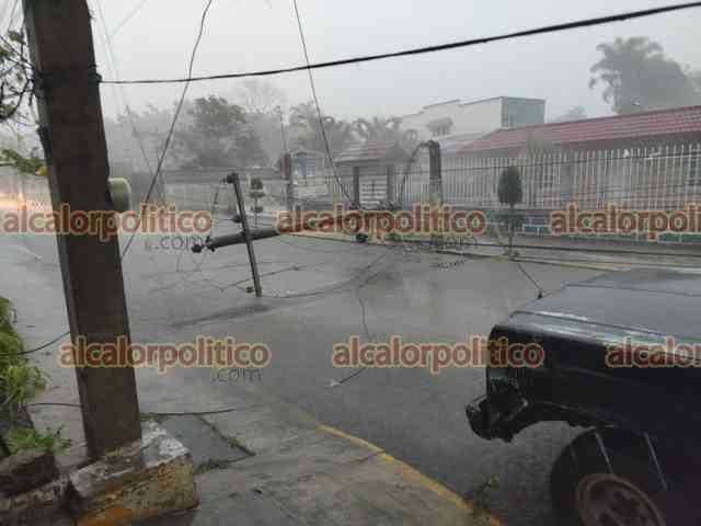 Rayo derriba poste de CFE y deja sin luz a familias de Cuautlapan - Al ...