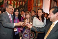 En la v�spera de la navidad, el gobernador Fidel Herrera Beltr�n�ofreci� un brindis a los representantes de los medios de comunicaci�n de esta capital, aqu� con Alicia Aguilar y Mercedes Aguilar integrantes del equipo de alcalorpolitico.com que dirigen Joaqu�n Rosas Garc�s e Ylia Ortiz Lizardi.