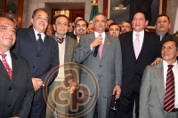 El Gobernador con Jos� Luis Oliva Meza,Froyl�n Flores Cancela, Alejandro Montano Guzm�n  y Nicanor Juanz,entre otros. 