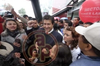 Un contingente de aproximadamente 500 personas de diferentes municipios, se reunieron en el Teatro del Estado para recibir a H�ctor Yunes Landa,  quien lleg� acompa�ado por su esposa  Ver�nica de la Medina, qui�nes saludaron afectuosamente a la gente y caminando fueron a la sede del PRI Estatal.