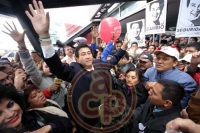 Un contingente de aproximadamente 500 personas de diferentes municipios, se reunieron en el Teatro del Estado para recibir a H�ctor Yunes Landa,  quien lleg� acompa�ado por su esposa  Ver�nica de la Medina, qui�nes saludaron afectuosamente a la gente y caminando fueron a la sede del PRI Estatal.