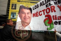 Un contingente de aproximadamente 500 personas de diferentes municipios, se reunieron en el Teatro del Estado para recibir a H�ctor Yunes Landa,  quien lleg� acompa�ado por su esposa  Ver�nica de la Medina, qui�nes saludaron afectuosamente a la gente y caminando fueron a la sede del PRI Estatal.