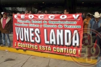 Un contingente de aproximadamente 500 personas de diferentes municipios, se reunieron en el Teatro del Estado para recibir a H�ctor Yunes Landa,  quien lleg� acompa�ado por su esposa  Ver�nica de la Medina, qui�nes saludaron afectuosamente a la gente y caminando fueron a la sede del PRI Estatal.