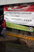 Un contingente de aproximadamente 500 personas de diferentes municipios, se reunieron en el Teatro del Estado para recibir a H�ctor Yunes Landa,  quien lleg� acompa�ado por su esposa  Ver�nica de la Medina, qui�nes saludaron afectuosamente a la gente y caminando fueron a la sede del PRI Estatal.