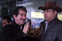 Un contingente de aproximadamente 500 personas de diferentes municipios, se reunieron en el Teatro del Estado para recibir a H�ctor Yunes Landa,  quien lleg� acompa�ado por su esposa  Ver�nica de la Medina, qui�nes saludaron afectuosamente a la gente y caminando fueron a la sede del PRI Estatal.