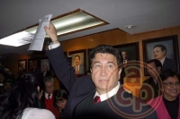 El diputado local con licencia, H�ctor Yunes Landa se registr� como precandidato a la gubernatura en la sede estatal del PRI, entreg� 8 cajas con firmas de apoyo y adhesi�n a su postulaci�n. Tuvo un gran recibimiento por parte de seguidores y priistas.