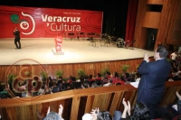 El precandidato priista a la gubernatura, Javier Duarte de Ochoa, se reuni� con personajes intelectuales del estado, dentro el foro intelectual �Veracruz y la cultura�, donde dijo que si gana las elecciones a Gobernador, construir� una nueva sala de arte y cultura para Xalapa.