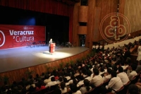 El precandidato priista a la gubernatura, Javier Duarte de Ochoa, se reuni� con personajes intelectuales del estado, dentro el foro intelectual �Veracruz y la cultura�, donde dijo que si gana las elecciones a Gobernador, construir� una nueva sala de arte y cultura para Xalapa.