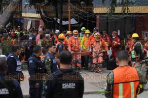 Mxico, CDMX, 22 de septiembre de 2017.- Alrededor de las 15:20 horas, personal de rescate y militares guardan silencio durante el paso de una persona fallecida rescatada del multifamiliar de Tlalpan.
