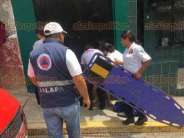 Xalapa, Ver., 25 de mayo de 2018.- Por crisis nerviosa, algunos pasajeros fueron trasladados a una clnica.