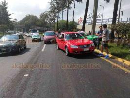 Xalapa, Ver., 2 de septiembre de 2018.- Taxi terminó sobre el camellón de Lázaro Cárdenas tras participar en un choque múltiple, la tarde de este domingo, a la altura de Plaza Ánimas; no se reportan personas lesionadas.
