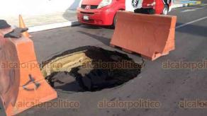 Boca del Río, Ver., 2 de septiembre de 2018.- Sobre la calle Habaneras, entre Vivero y la avenida Jardines de Virginia, se registra un enorme socavón, justo detrás de un conocido café. Habitantes de la zona exigen su rápida reparación.
