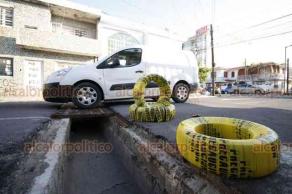 Veracruz, Ver., 2 de septiembre de 2018.- Sobre la calle Abasolo, entre el bulevar Manuel Ávila Camacho y Xicoténcatl, hay un tragatormentas sin reja; pone en peligro a los automovilistas. Por aquí circulan camiones turísticos que apenas y libran el paso. El desperfecto lleva varios meses.
