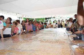 Córdoba, Ver., 2 de septiembre de 2018.- Este domingo, durante la Feria del Dulce, se preparó la palanqueta “más grande de la historia”. Artesanos adelantaron que buscarán hacer este evento cada año.
