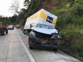 Xalapa, Ver., 4 de octubre de 2018.- La tarde de este jueves se registró un fuerte accidente entre una camioneta repartidora de la empresa Coppel y dos autos particulares, sobre la carretera Xalapa-Coatepec, a la altura de Río Sordo.

