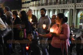 Xalapa, Ver., 4 de octubre de 2018.- Feligreses católicos encendieron velas en la escalinata de la Catedral, como parte de la Jornada de la Oración “Enciende una luz por la vida”, que se desarrollaría en iglesias de todo el Estado.


