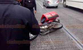 Xalapa, Ver., 28 de octubre de 2018.- En la avenida Enríquez, en pleno Centro de la capital, un automóvil atropelló al repartidor de una pizzería que iba en motocicleta. El herido fue trasladado por paramédicos de la Cruz Roja.
