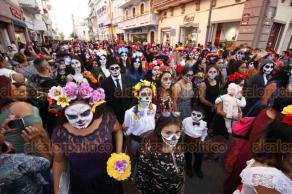 Veracruz, Ver., 30 de octubre de 2018.- Más de 500 catrinas y catrines desfilaron por el Centro Histórico, en el marco de la celebración del Día de Muertos.
