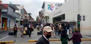 Orizaba, Ver., 15 de enero de 2021.- Aunque este segundo d�a de restricci�n de movilidad se observ� un poco menos de poblaci�n en el centro de la ciudad, muchos ciudadanos han ignorado por completo los filtros para reducir contagios de COVID-19.

