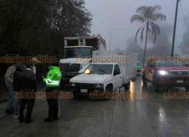 Xalapa, Ver., 16 de enero de 2021.- Conductor de camioneta perdi� el control e invadi� el carril de un cami�n de Limpia P�blica que no pudo evitar el choque, esto sobre la carretera Xalapa-Coatepec, a la altura de Los Arenales. Tr�nsito del Estado tom� conocimiento del percance y abander� la zona. No hay lesionados.