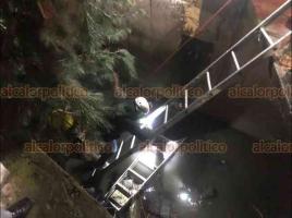 Coatepec, Ver, 16 de enero de 2021.- La noche de este s�bado, param�dicos y  elementos de Bomberos rescataron a una persona mayor que cay� a un r�o de aguas negras ubicado en la calle �ngel N��ez Beltr�n.
