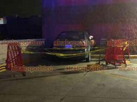 Auto terminó incrustado en pared de la tienda Office Depot, en Coatzacoalcos  - Al Calor Político