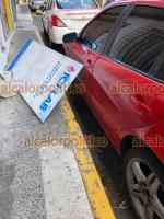 Xalapa, Ver., 15 de enero de 2022.- En la calle José Azueta, en la colonia Centro, los fuertes vientos tiraron anuncio de un laboratorio que estrelló parabrisas de auto y dañó la parte trasera de un taxi.