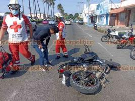Veracruz, Ver., 15 de enero de 2022.- Motociclista resultó lesionado tras choque contra un taxi, sobre la avenida Miguel Alemán en el carril de sur a norte. El agraviado fue atendido por paramédicos de la Cruz Roja en el lugar y no requirió hospitalización.