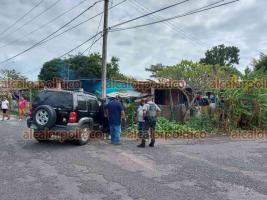 Veracruz, Ver., 17 de enero de 2022.- A un costado de la carretera federal Veracruz-Xalapa, a la altura de la localidad Paso San Juan, un auto chocó contra camioneta Jeep, la cual terminó estrellándose contra un poste de concreto.