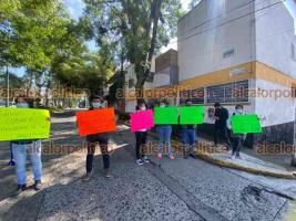 Xalapa, Ver., 18 de enero de 2022.- Trabajadores del COBAEV 62 de Veracruz Puerto bloquearon la avenida Américas, esquina calle Carlos A. Carrillo, en protesta por el despido de dos profesoras; exigen su reincorporación.