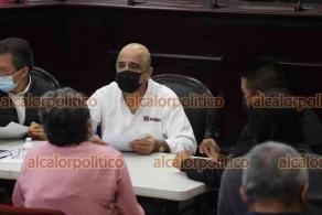 Xalapa, Ver., 21 de enero de 2022.- El alcalde Ricardo Ahued Bardahuil continúa presidiendo las jornadas de atención ciudadana, atendiendo diversas peticiones en Sala de Cabildo.