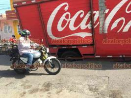 Veracruz, Ver., 25 de enero de 2022.- Camión de la empresa Coca-Cola se hundió en el pavimento luego que éste sucumbiera al peso del vehículo, en el cruce de Alacio Pérez y Carranza de la colonia Flores Magón.
