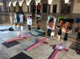 Veracruz, Ver, 25 de enero 2022.- Reporteros se concentraron en el Zócalo para manifestar su inconformidad ante las recientes muertes de periodistas en diferentes ciudades del país. Mostraron imágenes de trabajadores de la información asesinados en los últimos años.