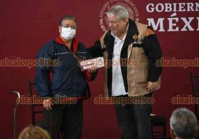 Coatepec, Ver., 27 de enero de 2022.- El gobernador Cuitláhuac García Jiménez encabezó entrega de tarjetas de la pensión para el Bienestar a adultos mayores.