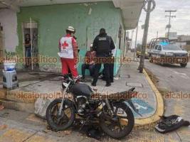 Veracruz, Ver., 28 de enero de 2022.- En la colonia Ruiz Cortines chocaron motocicleta y auto Nissan. El tripulante de la moto resultó lesionado y fue atendido por personal de la Cruz Roja. Policía y Agentes de Tránsito hicieron las diligencias del caso.