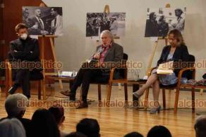 Ciudad de México, 15 de mayo de 2022.- En la Sala Manuel M. Ponce del Palacio de Bellas Artes, rindieron homenaje a Carlos Fuentes, a 10 años de su partida, presidido por Lucina Jiménez, directora del INBAL, Alberto Vital, entre otros, con la presencia de Silvia Lemus, viuda del escritor.

