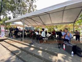 Xalapa, Ver, 15 de mayo de 2022.- Como parte del programa cultural “Domingos Familiares”, se presentó la orquesta Pauta Nueva en el parque Juárez.