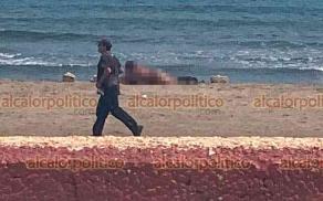 Coatzacoalcos, Ver., 16 de mayo de 2022.- Este lunes, un hombre llegó a la playa para asolearse desnudo, ante la mirada de transeúntes y deportistas. 