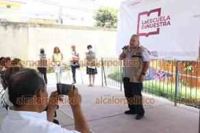 Xalapa, Ver., 16 de mayo de 2022.-El delegado de Bienestar, Manuel Huerta Ladrón de Guevara, entregó reconocimientos a docentes de los Centros de Atención Múltiple como parte del programa “La Escuela es Nuestra”.