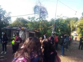 Coatepec, Ver., 17 de mayo de 2022.- Este martes, padres y alumnos de la Escuela Telesecundaria de la colonia Cuauhtémoc se manifestaron en el plantel para exigir docente de un grupo que lleva varios meses sin profesor.