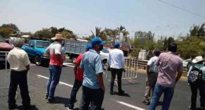 Emiliano Zapata, Ver., 17 de mayo de 2022.- Pobladores bloquearon por varios minutos la carretera Veracruz-Xalapa, a la altura de Dos Ríos, pues autoridades no detienen la perforación ilegal de pozos de agua por parte de Casas Carpín.