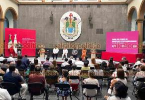 Xalapa, Ver., 17 de mayo de 2022.- El gobernador Cuitláhuac García Jiménez encabezó la ceremonia de pago del fondo de beneficios complementarios del SSTEEV.